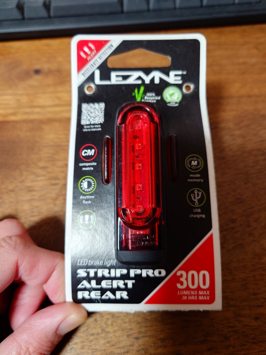 新品未使用 LEZYNE STRIP PRO ALERT DRIVE REAR リアライト 300ルーメン 赤色灯 レザイン ストリップ プロ アラート ドライブ LED 充電式