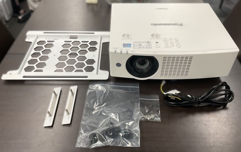 Panasonic パナソニック 液晶プロジェクター PT-VMZ51J ランプ使用時間5530時間 5200ルーメン 天付け金具付属 通電確認済