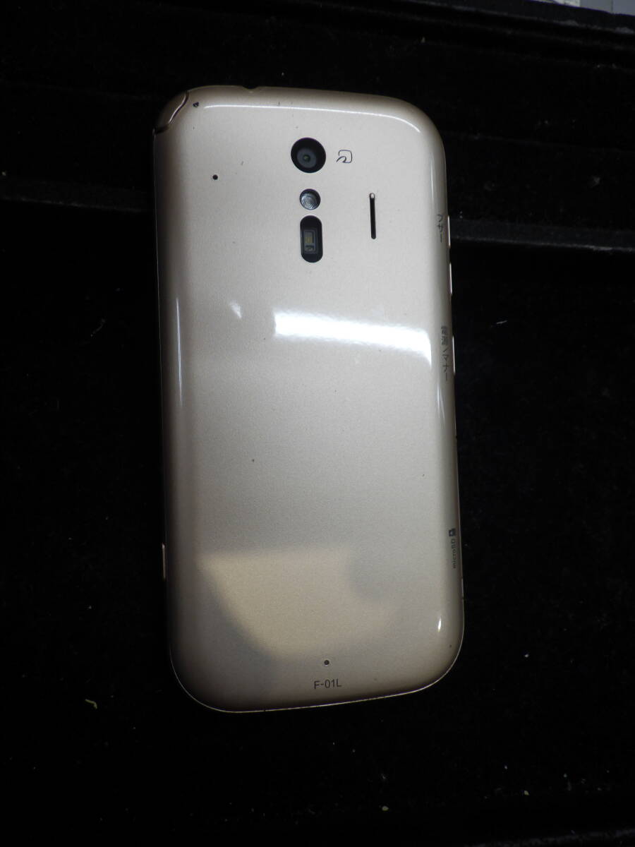 らくらくスマートフォン me　docomo　ドコモ F-01L ゴールド