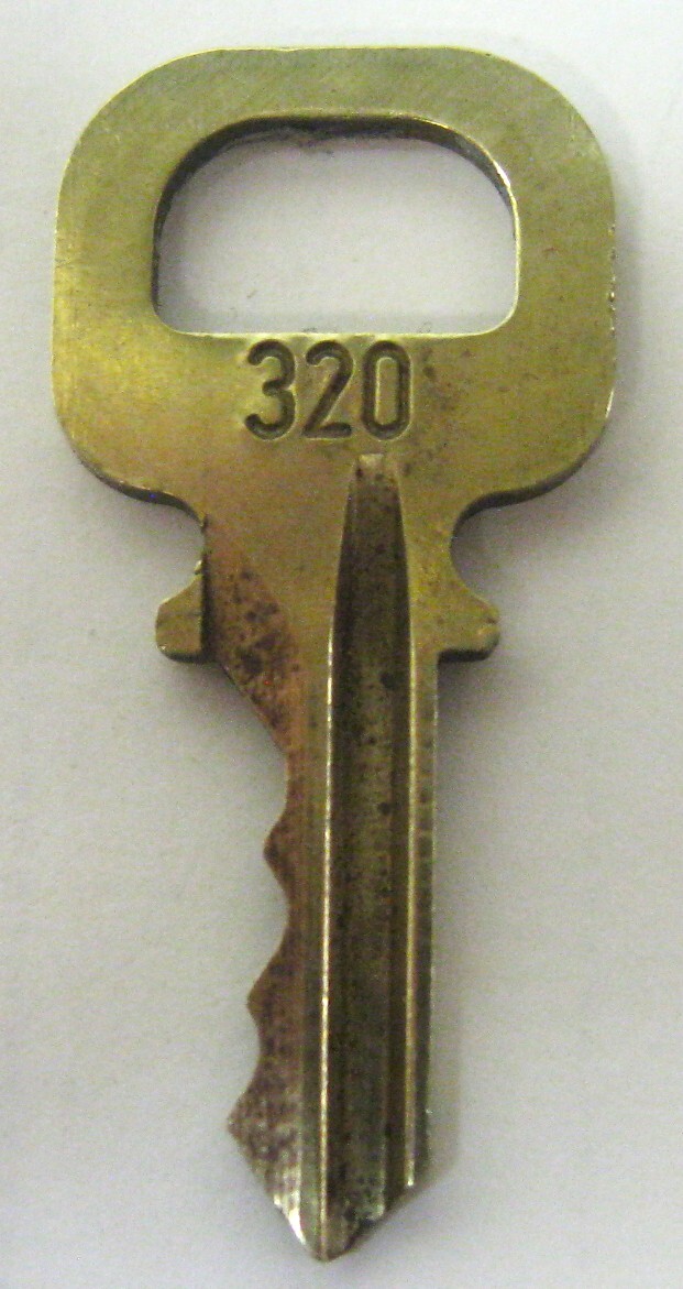 【東京 谷中 質屋おぢさん】ルイ・ヴィトン VUITTON チャーム 南京錠の鍵カギ№ 320 男女兼用　c