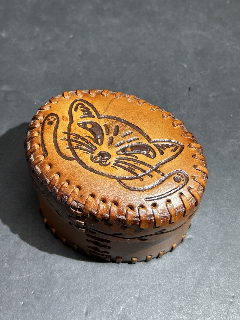 ● コレクター必見 レザー 小物入れ FURAFOOP ネコ 猫 ネコ雑貨 蓋付 入れ物 収納 置物 飾り インテリア コレクション kr352