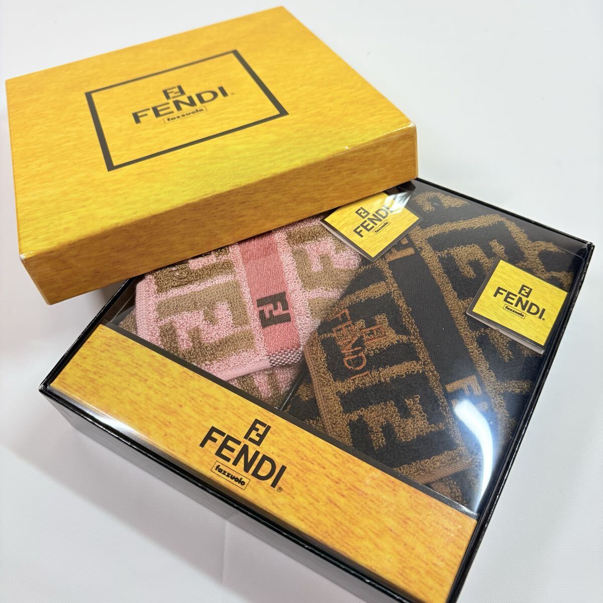 新品　美品未使用品　 FENDI フェンディ ズッカ柄　ＦＦ柄　　パイルシルク100 タオルハンカチ２枚 ブラウン　ピンク　ギフト