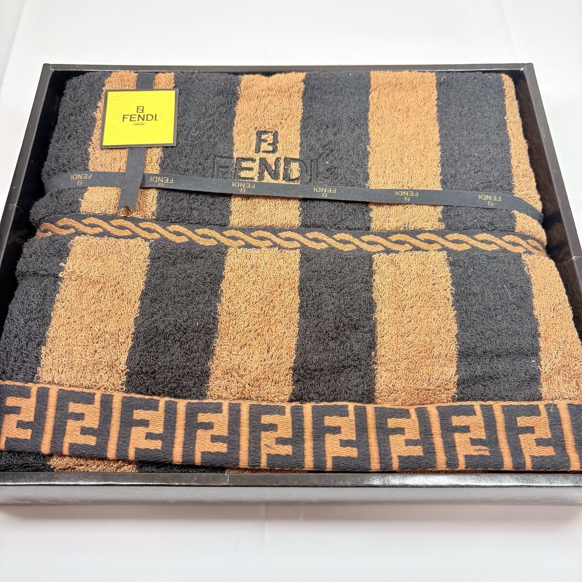 美品未使用品　 FENDI フェンディ　 ズッカ柄　ブラウン　バスタオル　 廃盤品　ギフト
