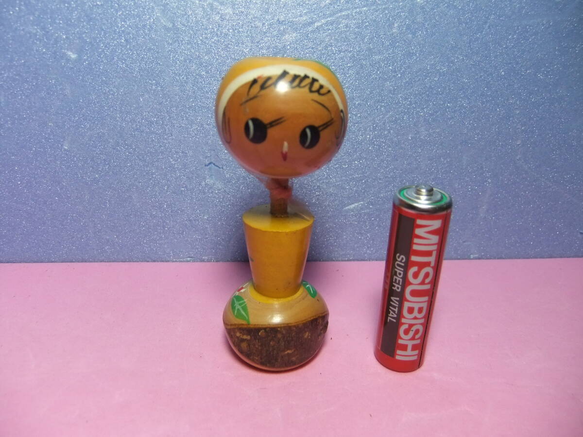 黄色い　梨？　こけし　コケシ　昭和　レトロ　ビンテージ　骨董　レトロポップ　ファンシー　クロンボ　アンティーク　工芸　民芸　お土産