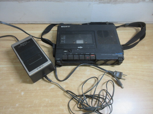 2K4-2 (SONY ソニー ポータブルカセットレコーダー TC-D5M+ADAPTOR AC-61 ) オーディオ機器 カセットデッキ 動作未確認 ジャンク