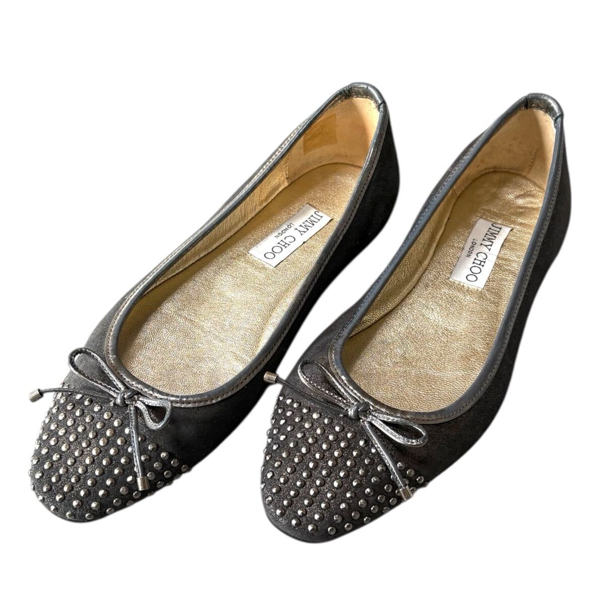 美品 JIMMY CHOO ジミーチュウ サイズ38.5 グレーメタル系カラー スタッズ リボン付き バレーシューズ フラットシューズ