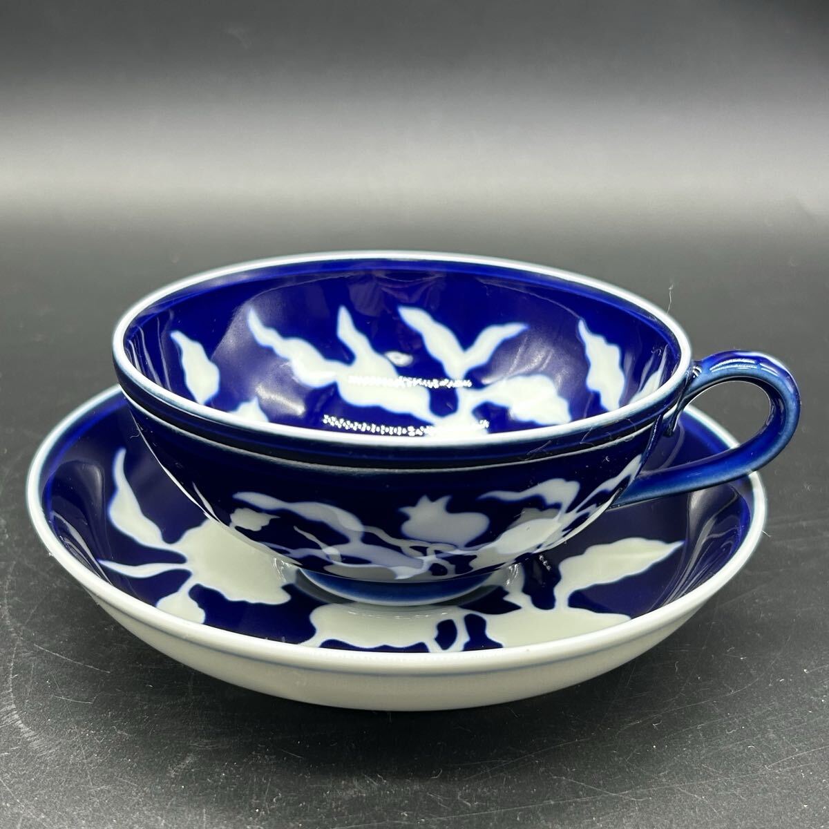 深川製 明宣徳年製写 草花折枝白抜紋 紅茶碗皿 カップ ソーサ ティーカップ 深川製磁 陶器 ホ24