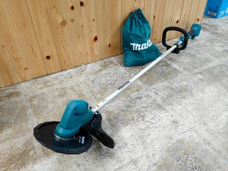 ☆【送料無料ではありませんご注意ください】マキタ(Makita) 充電式草刈機 18V3Ah バッテリ、充電器付 MUR194DSF 青　充電回数6回