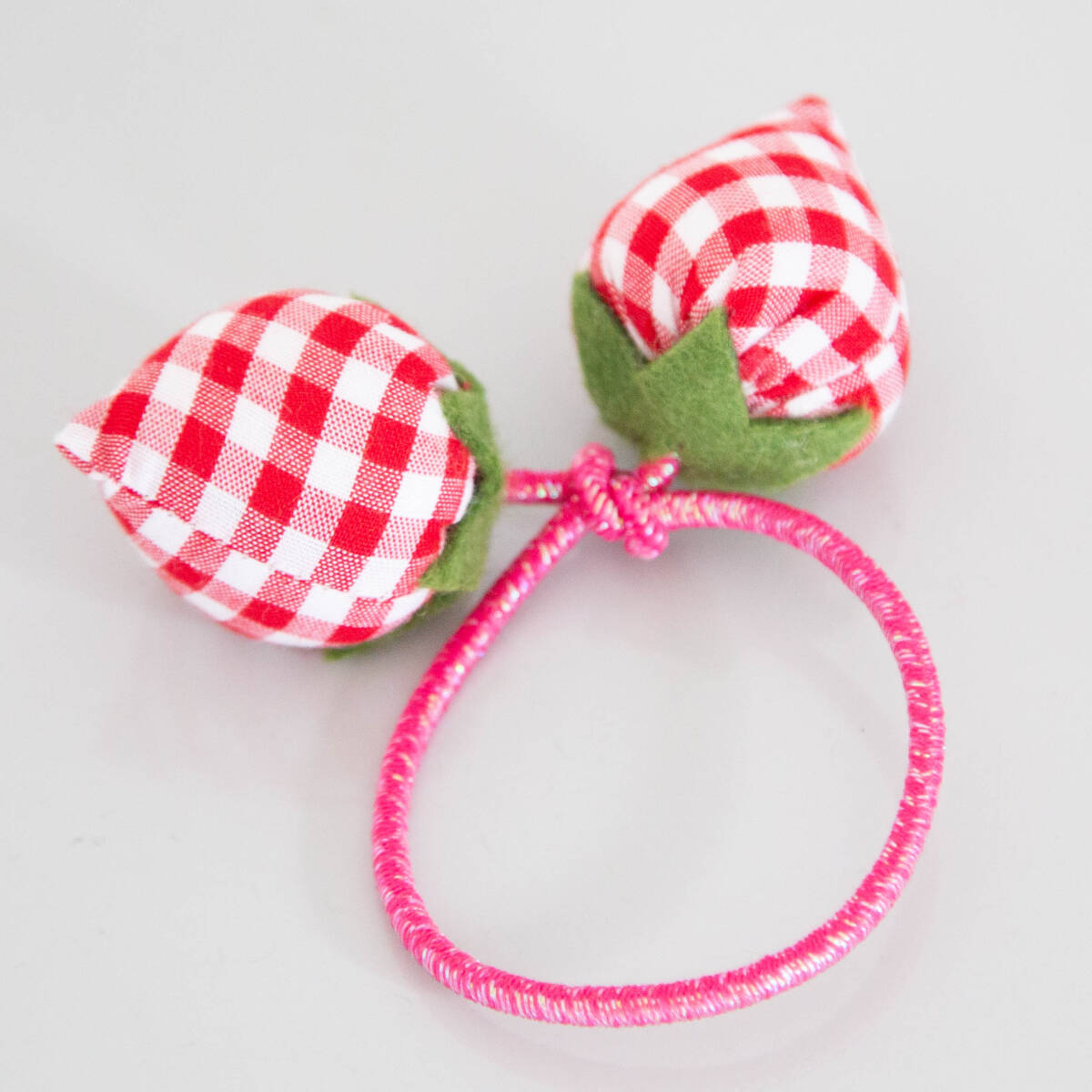 【送料無料】いちごのヘアゴム　赤×白チェック（ゴムレッド）ハンドメイド 手作り品