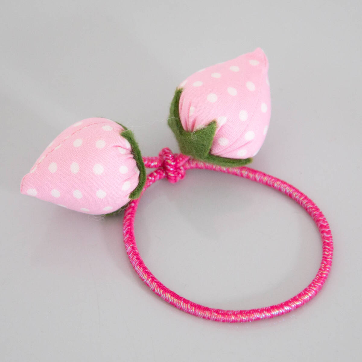 【送料無料】いちごのヘアゴム　ピンク×白ドット（ゴムピンク）ハンドメイド 手作り品