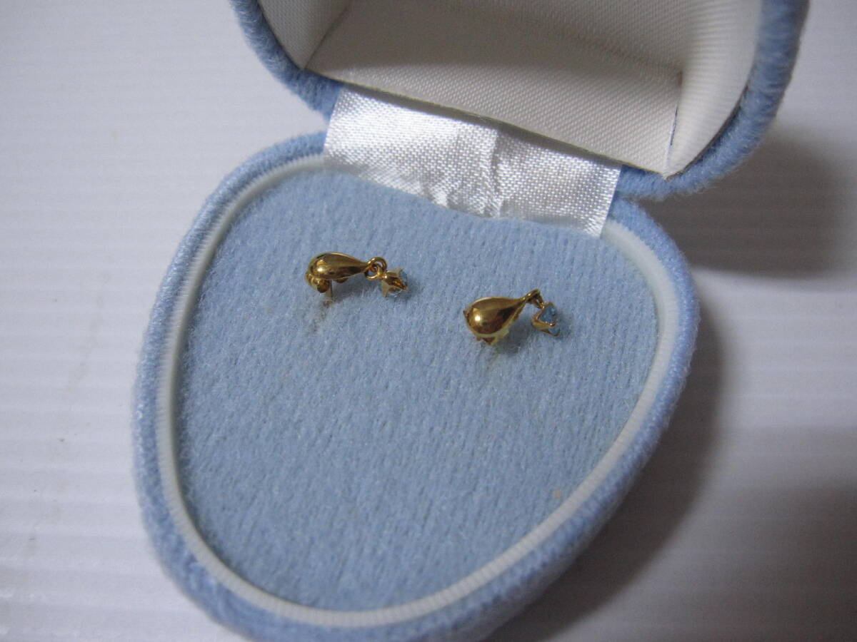 【K18 刻印あり】デザイン イエローゴールド ピアス 0.5グラム ケース付