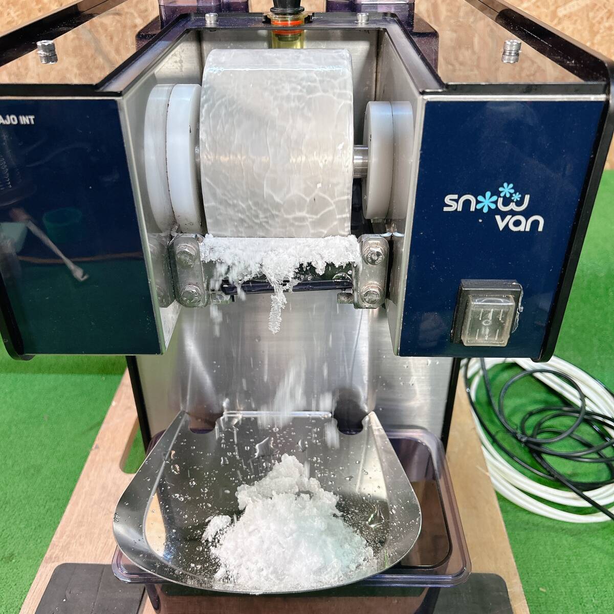 動作品 SNOWVAN NSD-151MW スノーパウダーマシン 電動かき氷機 2019年製 氷のいらないかき氷マシン 糸氷 粉雪 ナカジョウ 店舗引取品