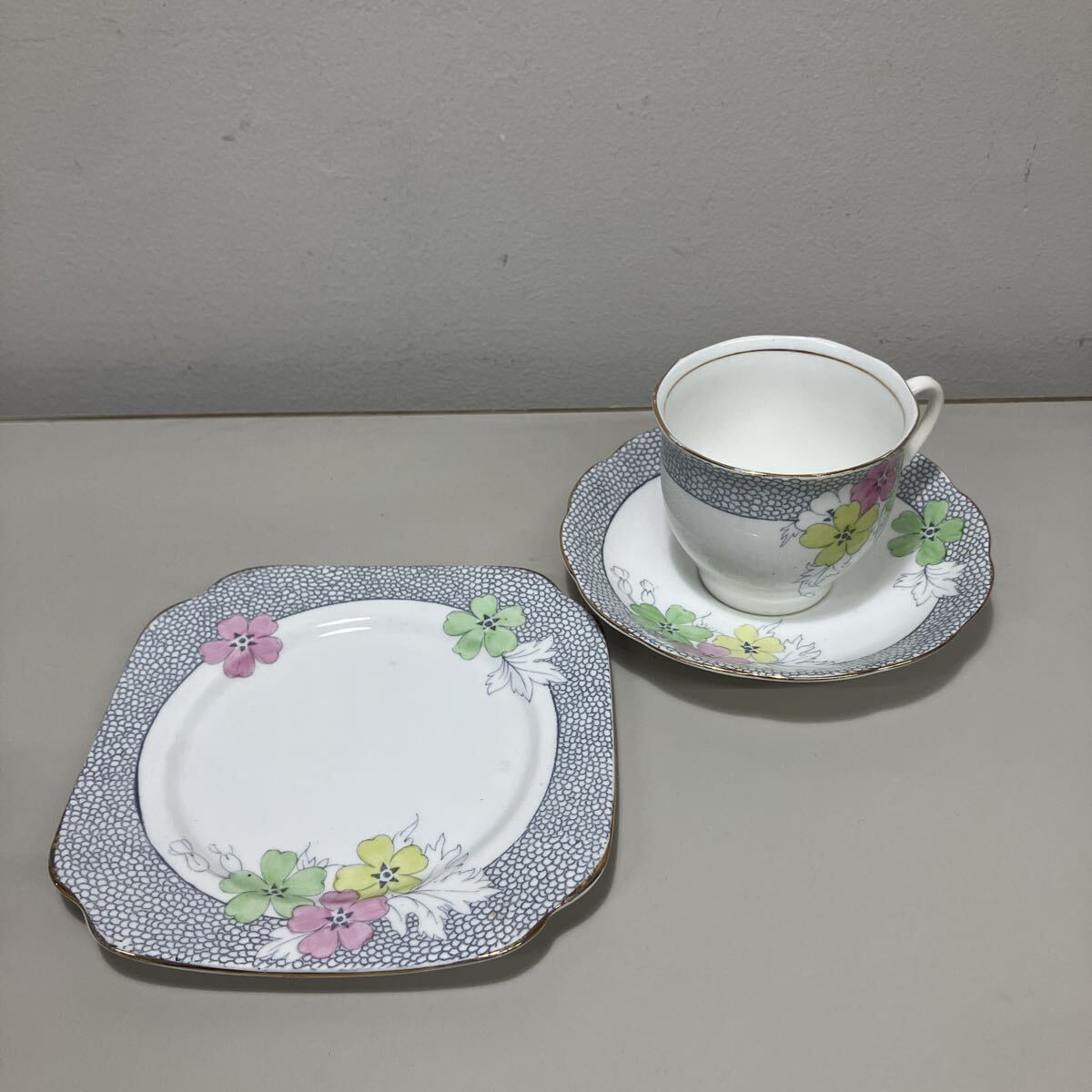 I801-221 カップ ソーサー 花柄 ボーンチャイナ ケーキ皿 セット プレート 洋食器 15cm 中古 キズあり ヤ60