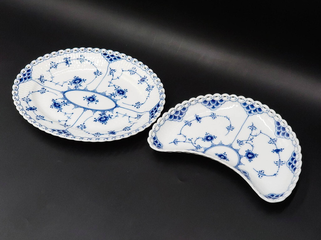 R-085952 デンマーク製 ROYAL COPENHAGEN ブルーフルーテッド フルレース クレセントディッシュ・オーバルディッシュのセット(変形皿,大皿)