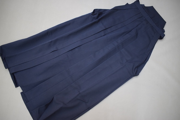 A53-15【凛々】即決 中古品 ポリエステル 男物 袴 馬乗型 紺 97cm
