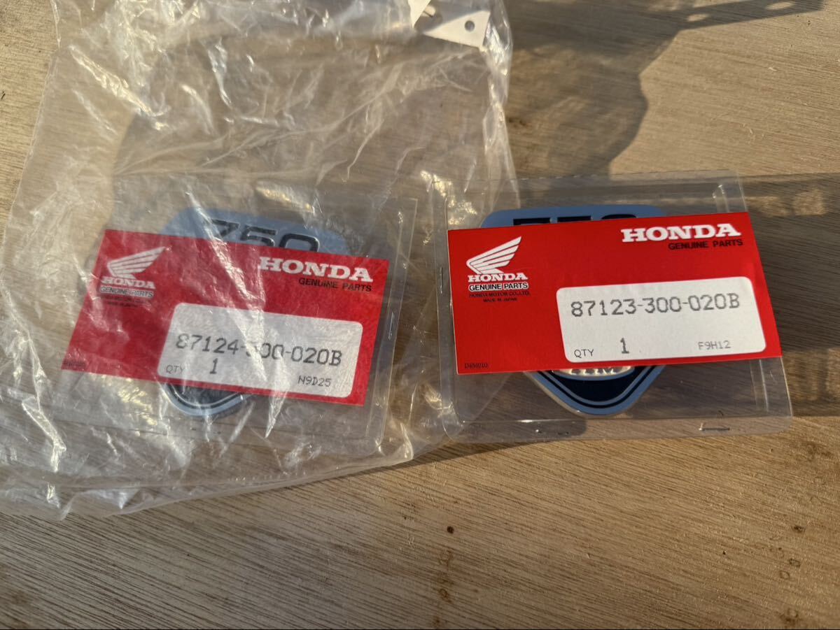 A6640 HONDACB750K0〜純正品　サイドカバーエンブレム　左右セット　黒　大羽根NOS新品部品未開封品