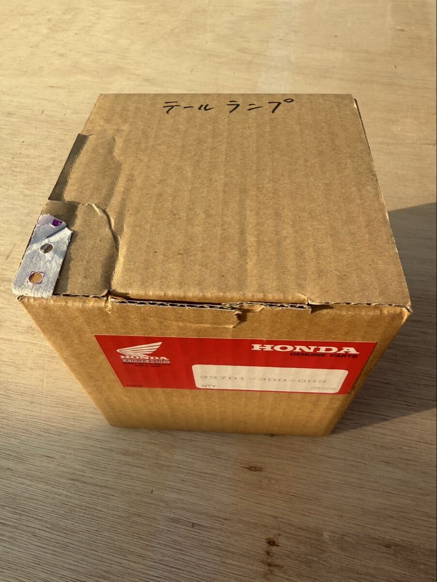 A6642 HONDACB750K0〜純正品　テールランプ　国内物NOS新品部品未開封品
