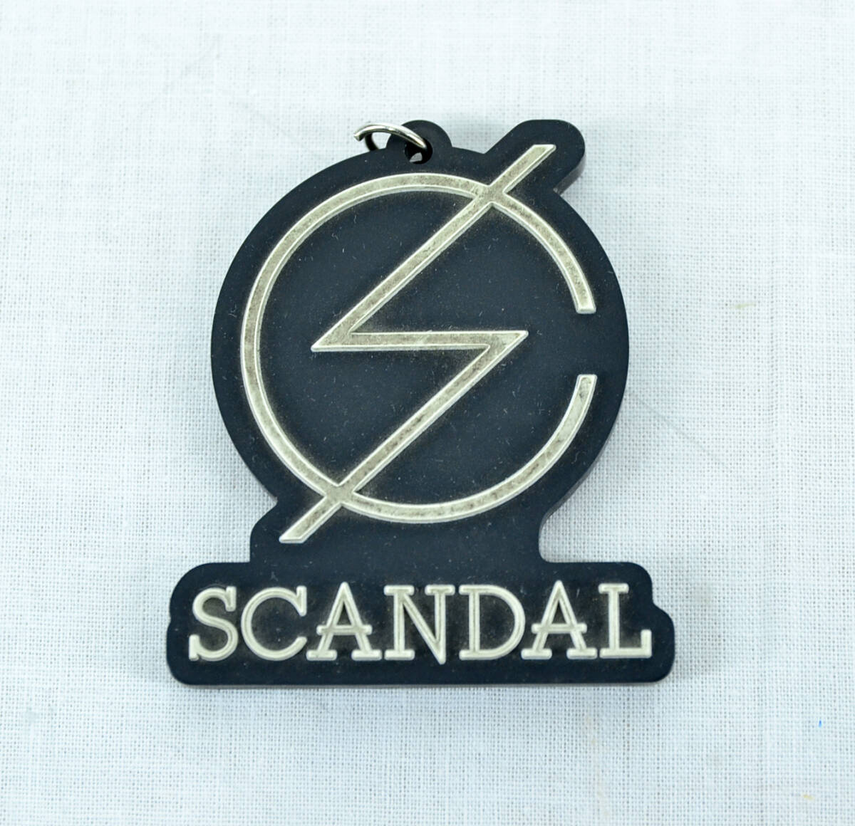 2♪ガールズバンド SCANDAL ラバーキーホルダー ロゴver. 金具欠品 中古品