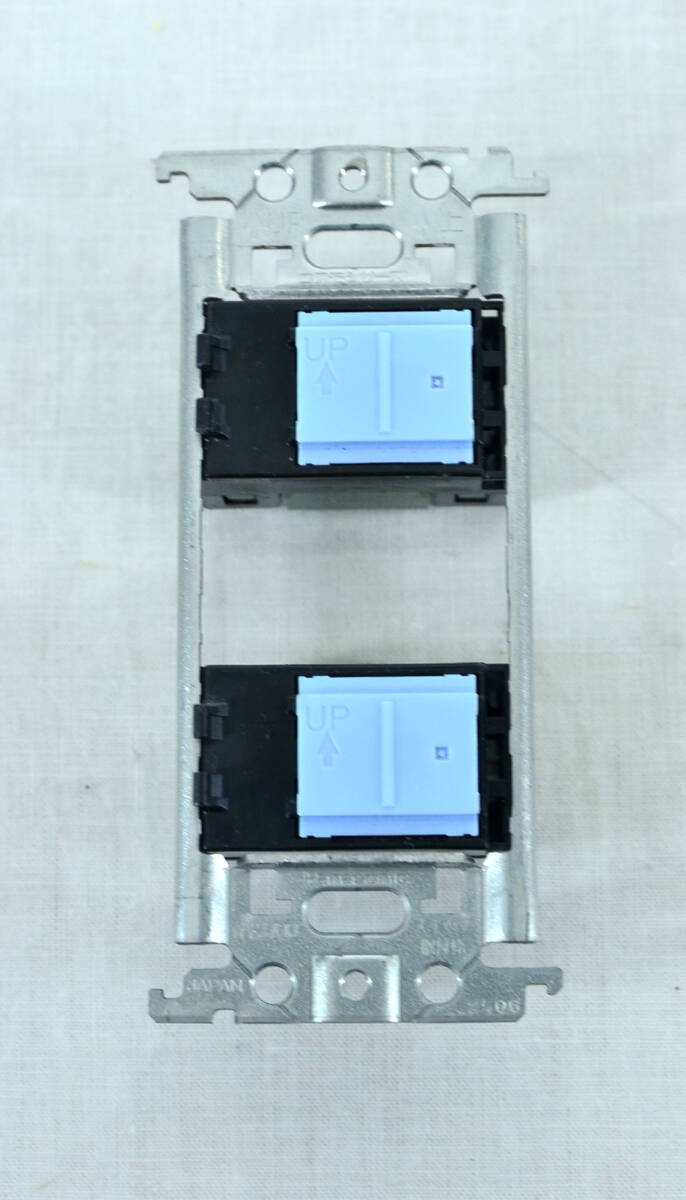 Panasonic WT5001 B 250710 埋込パイロットスイッチB(方切) スイッチ２連 コスモシリーズワイド21 中古品