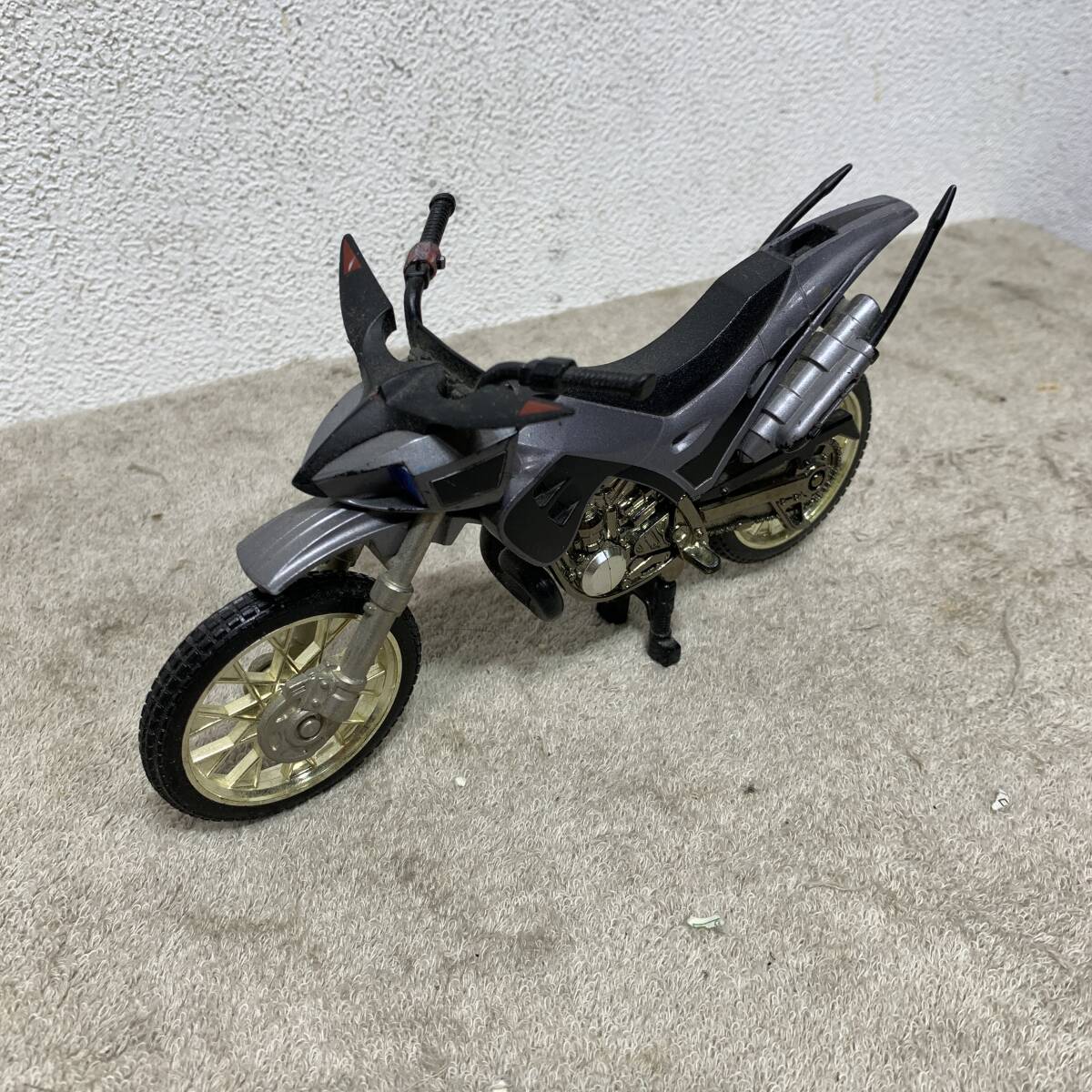 仮面ライダークウガ　トライチェイサー2000？ブラックヘッドバージョン　XZ4311　