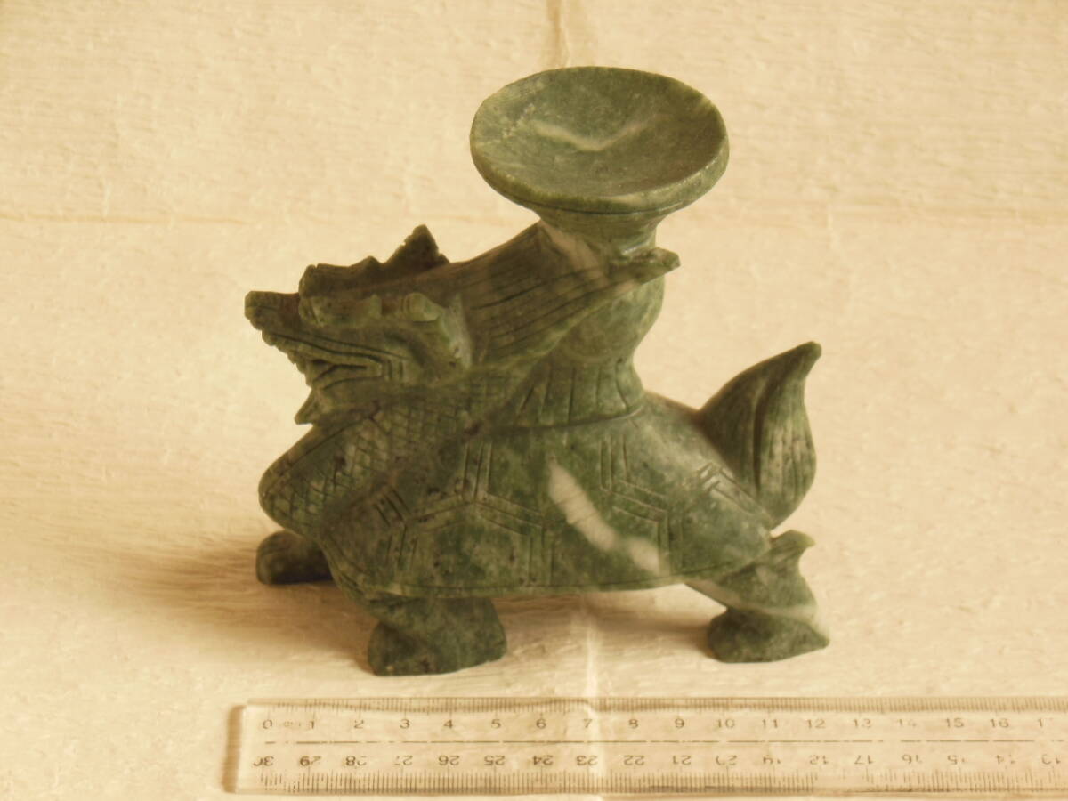 グリーンソープストーン　ドラゴンキャンドルホルダー　石彫　置物　玄武　トレジャーズ　アンダーシュガーローフ