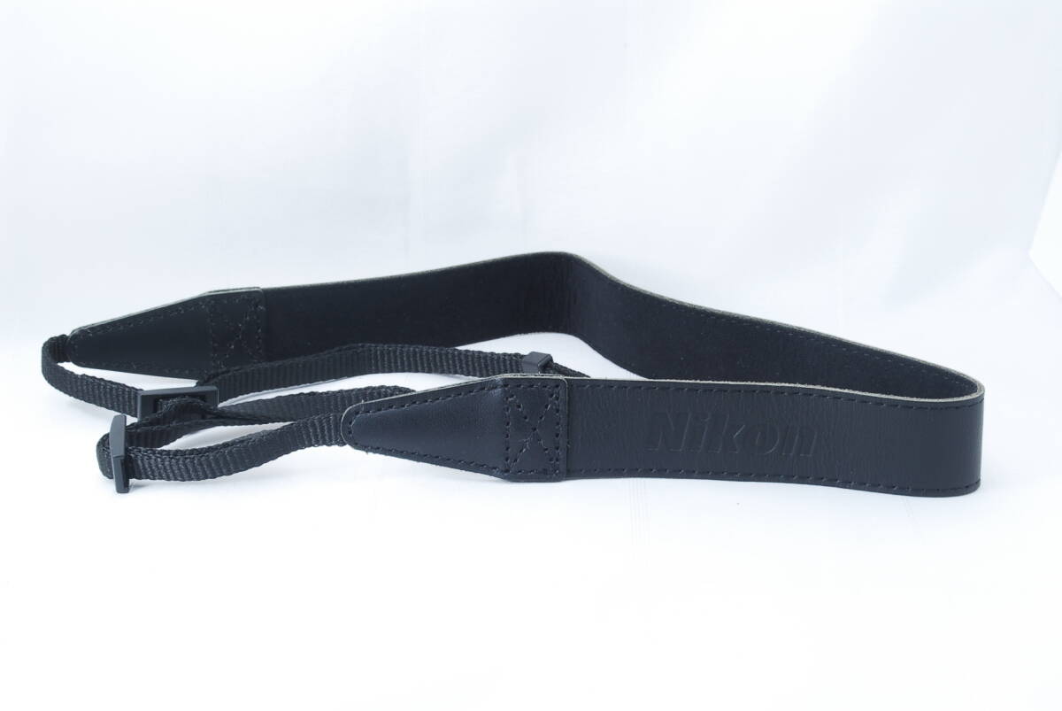☆新品級☆Nikon ニコン プレミアム レザー ストラップ 革 型押し文字 黒色(ブラック) カメラ ストラップ 細め Camera Strap 皮 非売品☆