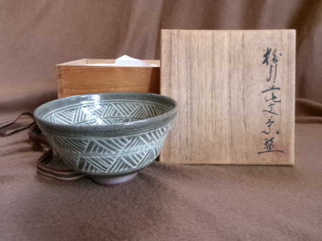 茶道具　茶碗　無傷　共箱有　直径13㎝ 高さ約8㎝　彫三島茶碗