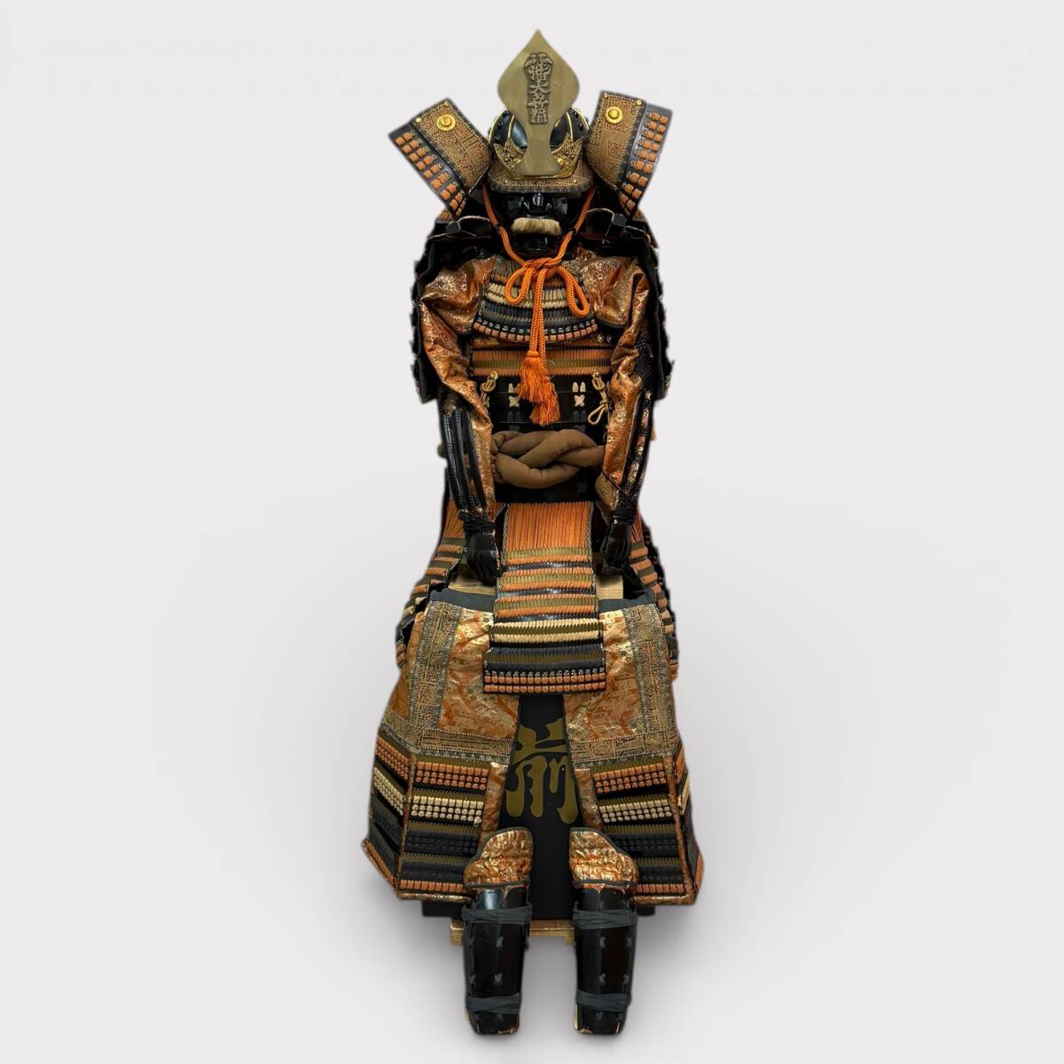 【64462Q】等身大 現代鎧 黒胴当世素掛 赤・白・紺 鎧兜 鎧櫃付 甲冑 具足 緋縅 武具 欠品飾り在り 経年保管品 現状品
