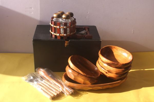 未使用品　木製のサラダボウルセット　調味料入れ付き　天然木　木製器　食器/28N12.18-17