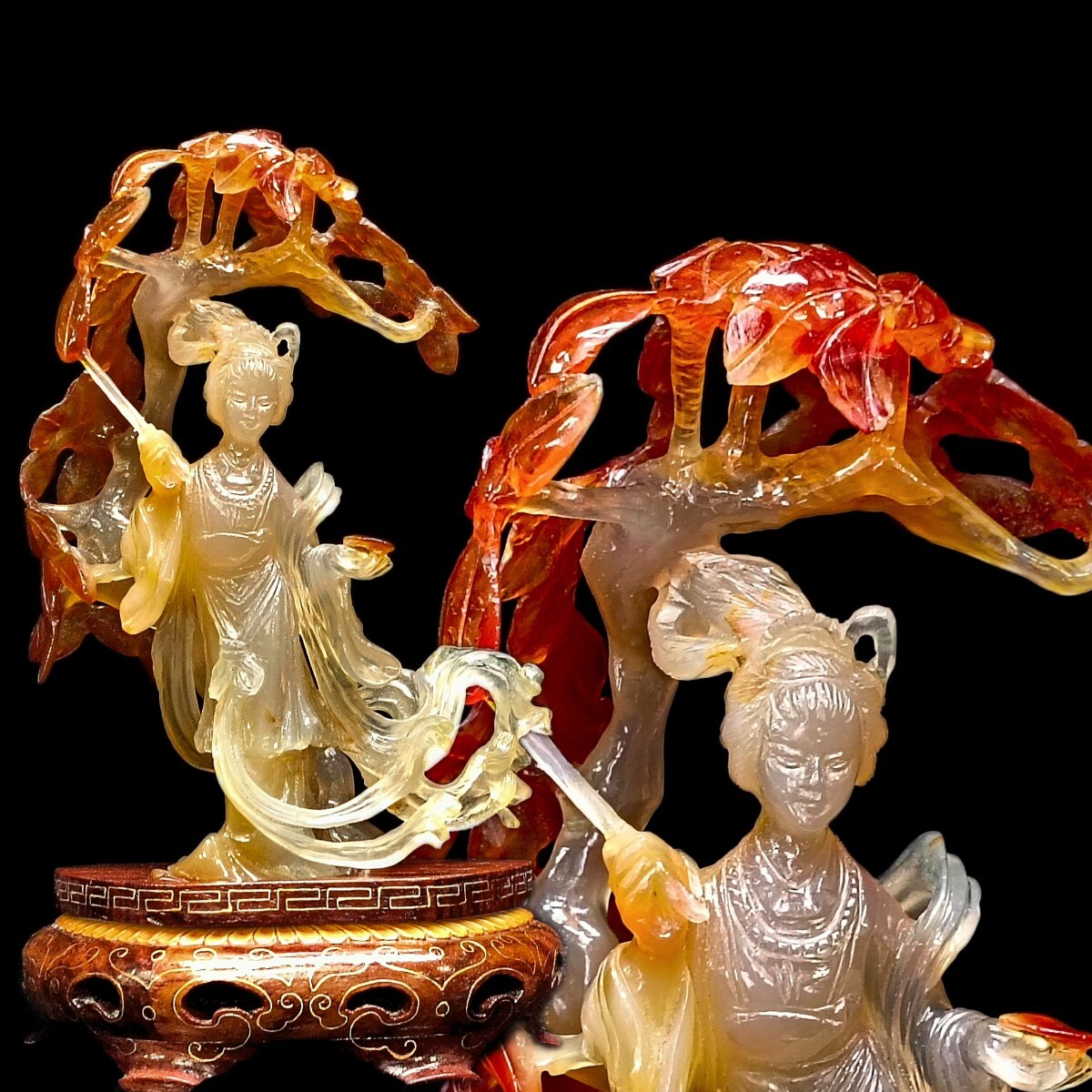 【A4584】時代瑪瑙極細密透かし彫刻 メノウ 仕女 賞物 擺件 唐物 唐木専用台座 高さ約17.5cm 総重量約271.8g 箱付