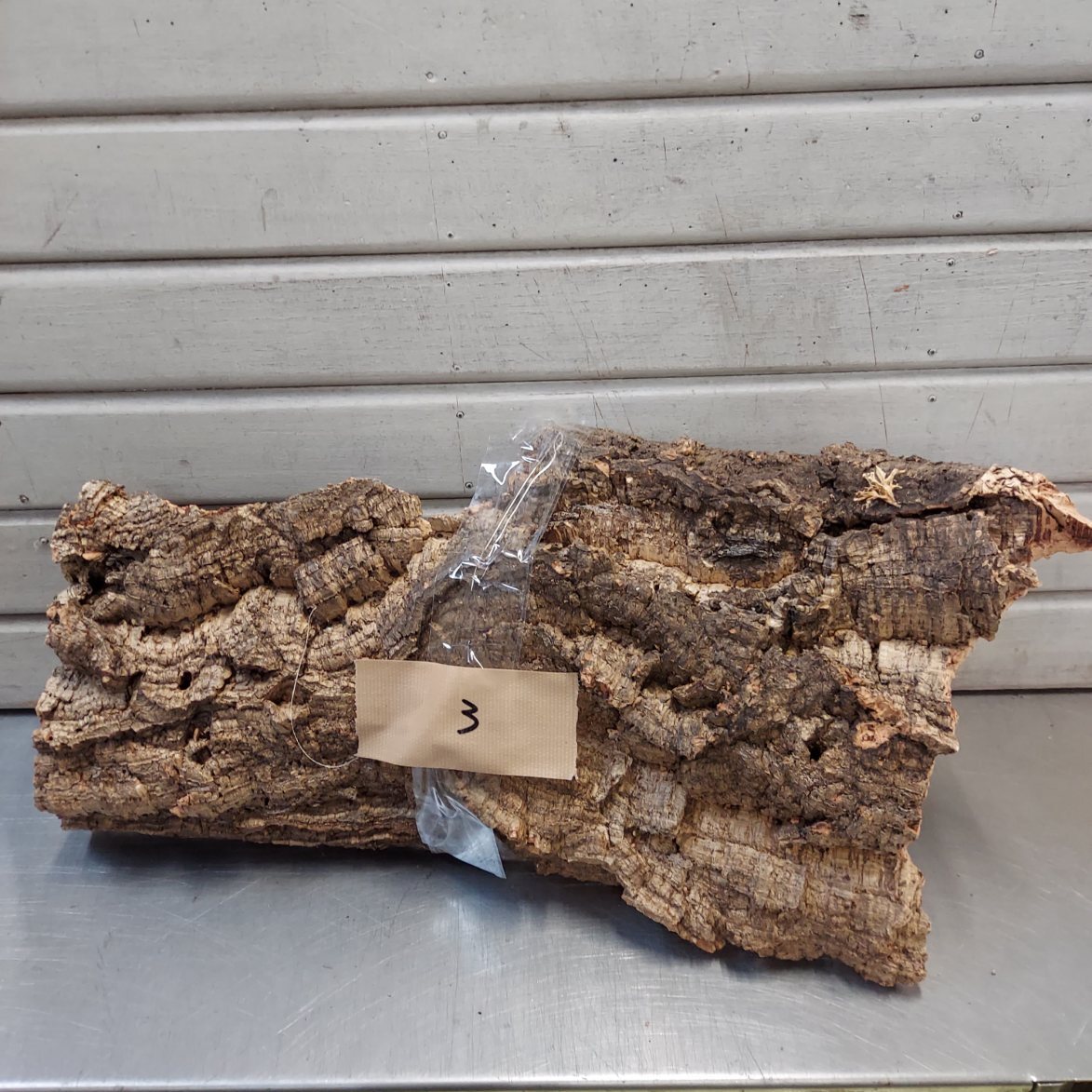 送料無料！即決 ♪現品　バージンコルク樹皮　ほぼ長方形　約ｗ46ｘｄ23ｘ厚み2.5ｃｍ　③