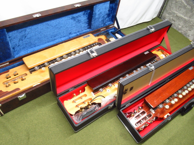 動作確認済み 大正琴まとめ 琴伝流 山桜 / さつき / 大和 3台セット ハードケース付き 電気大正琴 管理8H0114E-G3