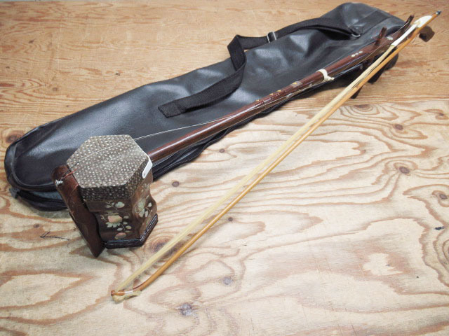特殊形状二胡 二胡 六角胴 全長約78cm 貝 シェル 花 弓 ケース 付き 中国 民族楽器 弦楽器 現状品 管理8S0113M-G1