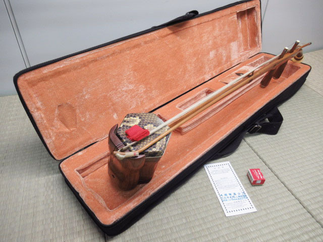 YAMAHA 鴻韻楽器 蘇州式二胡 紅木 本革 蛇皮 全長80.5cm 弓 ケース 付き 中国 民族楽器 弦楽器 現状品 管理8S0121B-G3