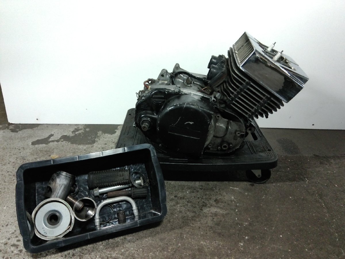 Z8B21 希少 ヤマハ RD250 エンジン 欠品有り ベース 部品取り クランク回ります。※送料は着払いです。T BHN