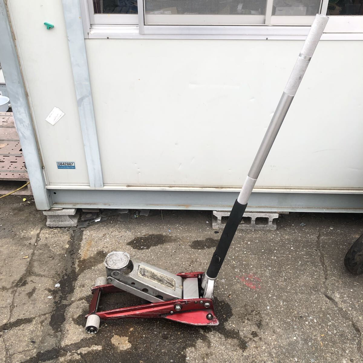 フロアジャッキ ガレージジャッキ ブランド、モデル名不明 現状渡し ジャッキの上げ下げは出来ますが、正常動作かは不明、要メンテナス品