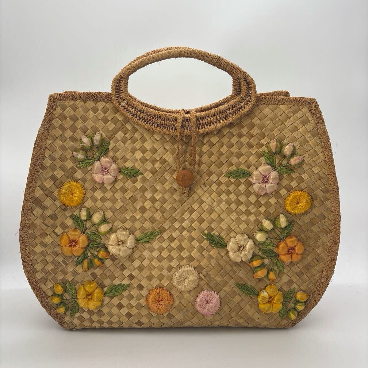 花の刺繍かごバッグ 昭和レトロ カントリー調 トートバック 花柄 立体刺繍 籐？ ハンドメイド？ 小物ディスプレイ 長期保管品 送料無料