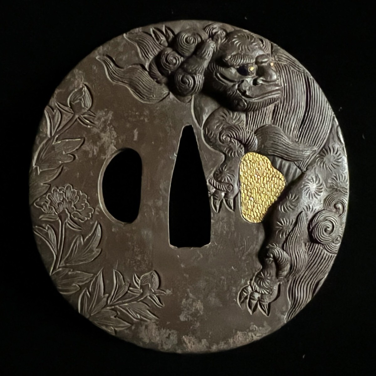 刀剣美術 幕末〜明治期 本歌 極厚鉄地 獅子牡丹図丸鍔 8.4cm 189g 桐箱付 高肉地彫 金象嵌 細密彫刻 刀装具 明治金工 鍔 武具骨董[麌]