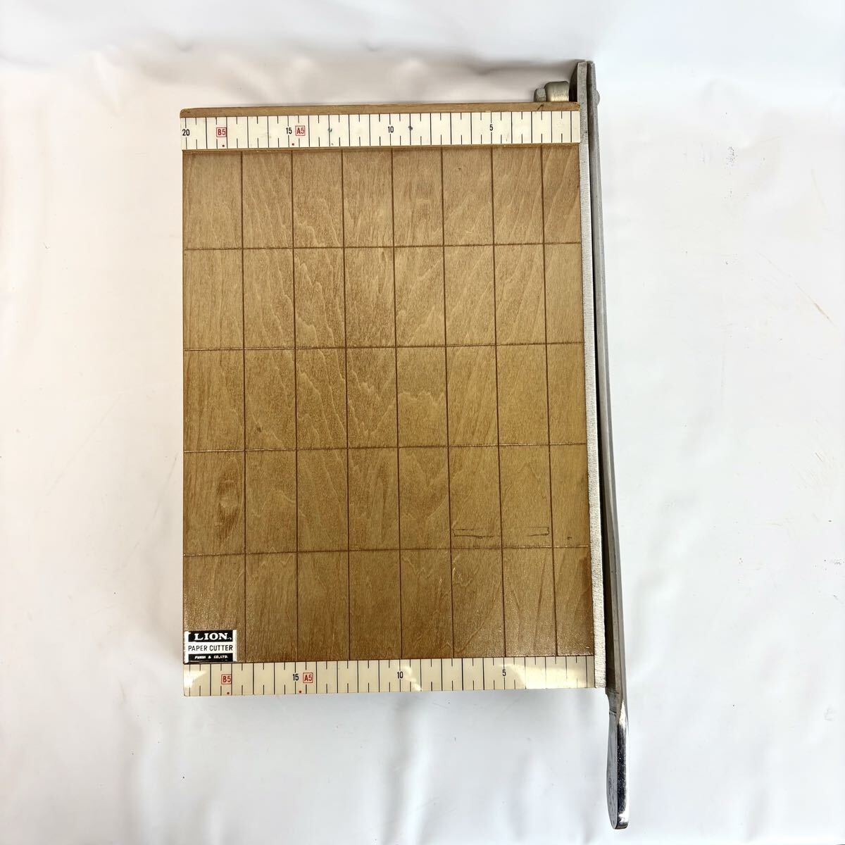 LION 商品レトロ ペーパーカッター 裁断機 ビンテージ品　木製品　ウッド製品 裁断確認済み 現状品