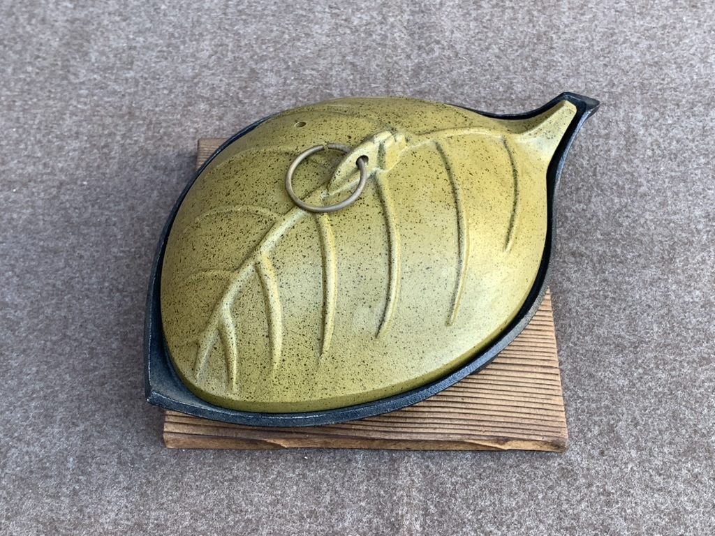 【新品・未使用】アルミ製 木の葉型 陶板焼き器 木の葉陶板「みやび」 直火にかけて食材を調理するためのアルミ製の調理器具 置き板付属