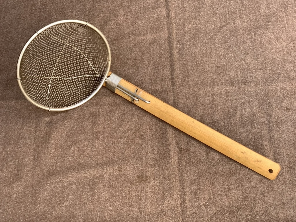 【新品・未使用】18-8 竹柄そばあげ 横型 50cm そばや麺類を茹でる際に使用 材質は18-8ステンレス鋼＋柄は竹製
