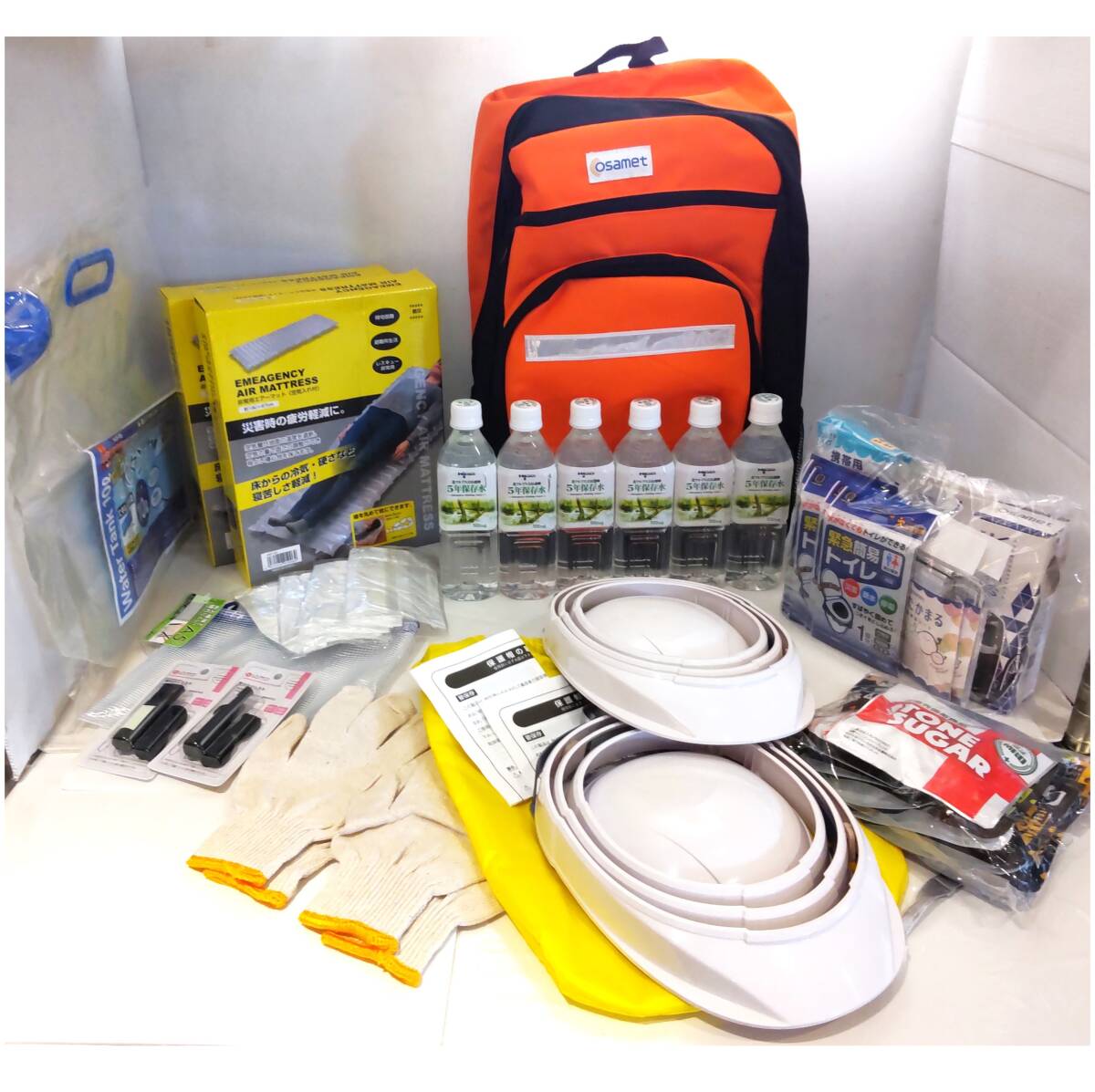 Y010805■osamet オサメット 防災セット ふたりせっと+α 総重量7kg 19品目入り ヘルメット 水 非常食 水タンク エアーマット 他■
