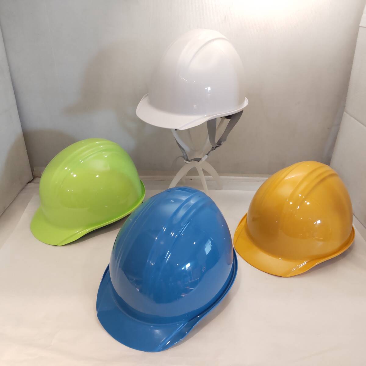Y010804■未使用 ヘルメット 保護帽 4点セット グリーン ブルー イエロー ホワイト 加賀産業 2022年製 1点のみ着装帯の組立て済■