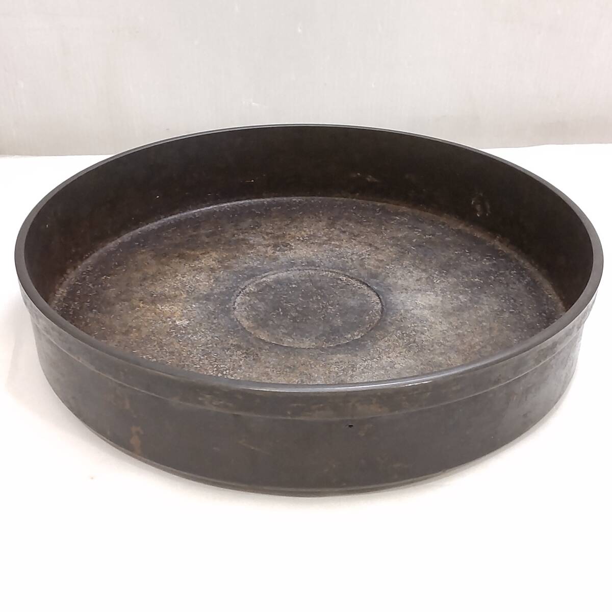 Y012811■すき焼き鍋 鋳鉄 直径25cm 深さ約4cm ハンドルなし 油汚れ さび付きあり 鉄鍋 スキヤキ鍋 すきやき鍋 昭和レトロ FJN■