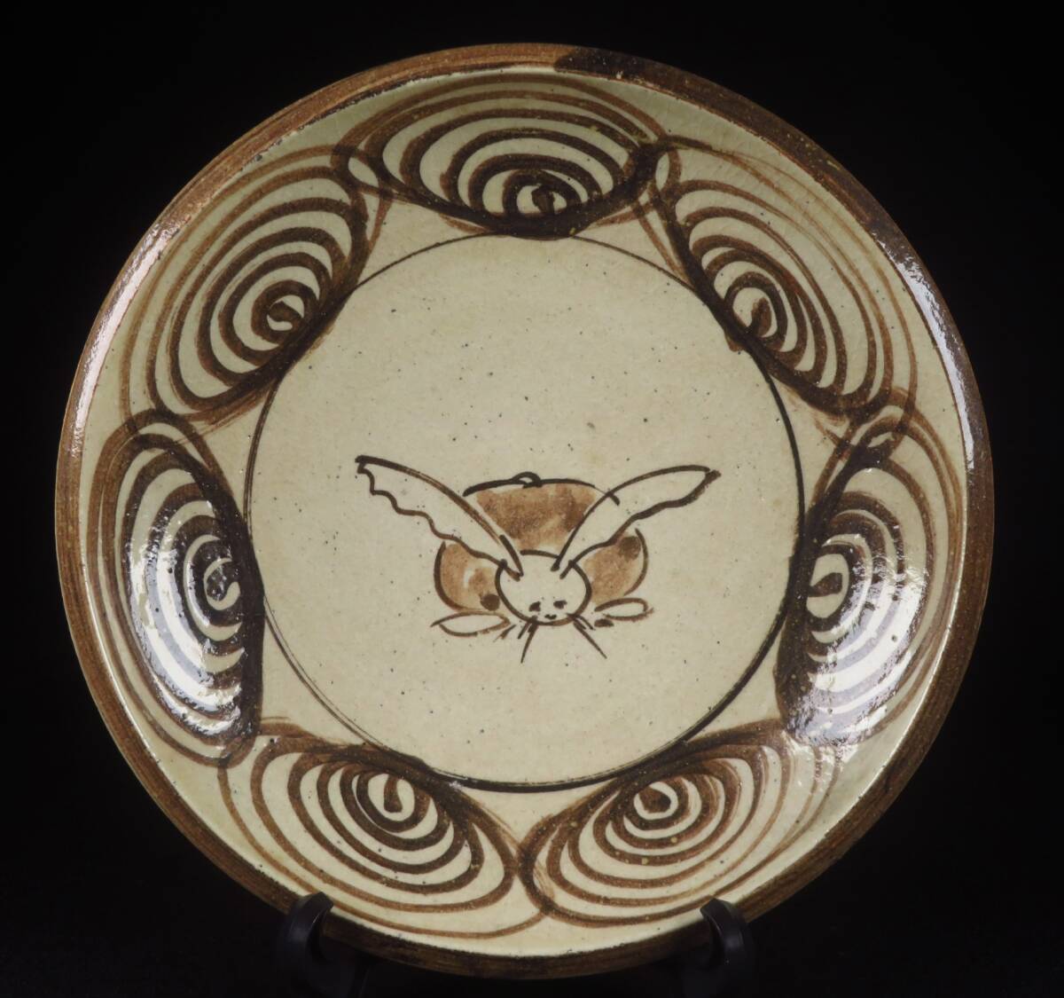 【SAKURAYA】時代ある希少な作品【古瀬戸 鉄絵兎文馬の目皿】瀬戸焼 石皿 民藝 古民具 骨董品 古美術品 うさぎ 直径24.8cm