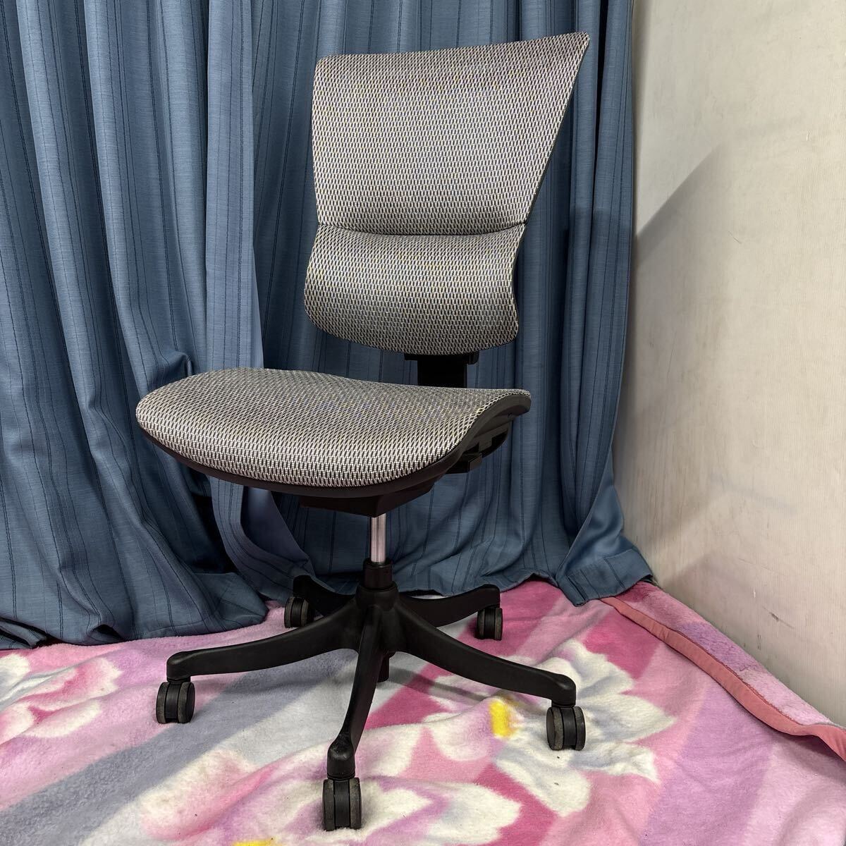 エルゴヒューマン 肘無オフィスチェア スマート グレー 事務椅子 メッシュ 中古オフィス家具　現状渡し　①