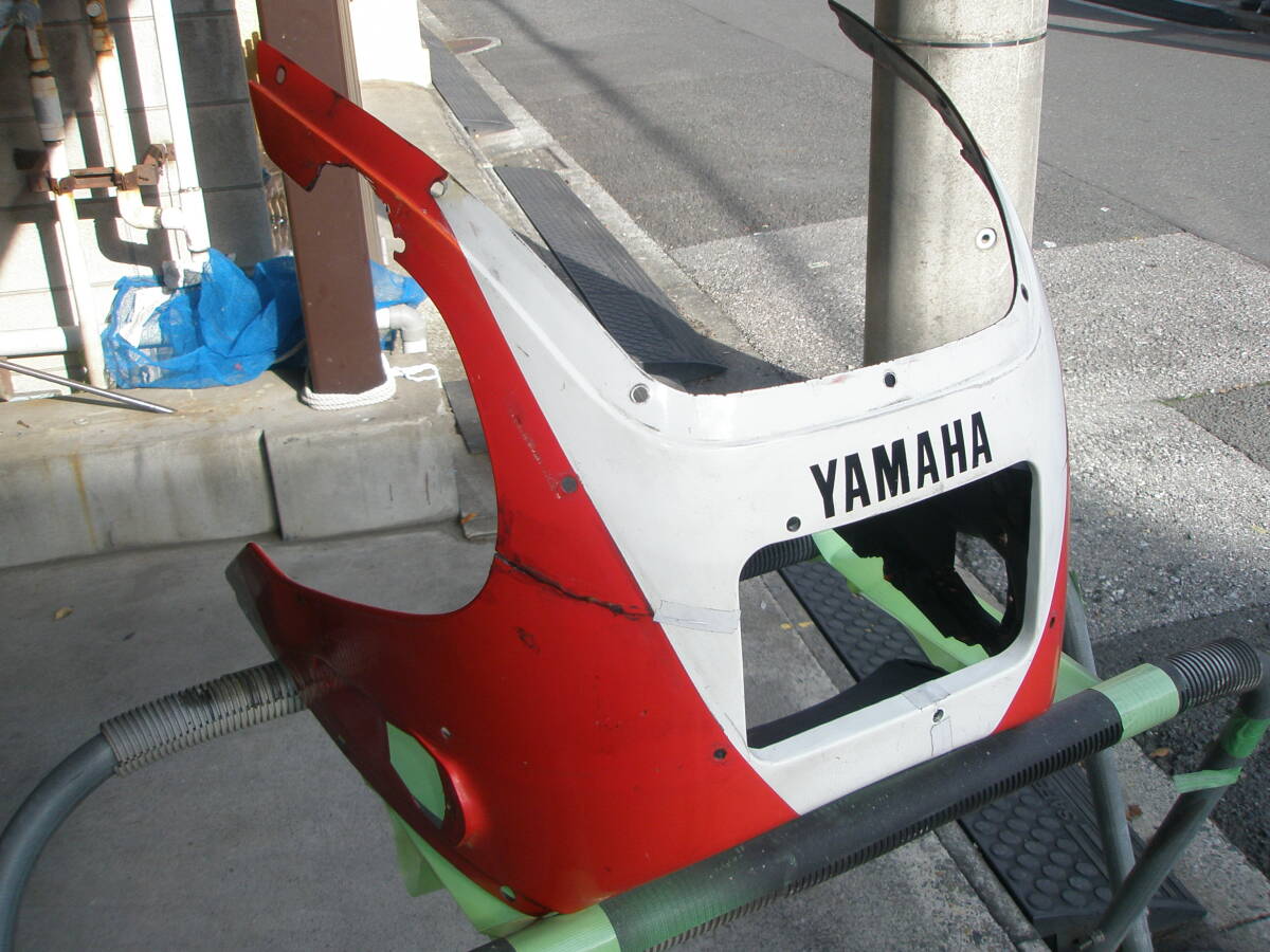 ヤマハ　TZR250 フロントカウル　とにかくバキバキですのでジャンクとなります。オブジェに最適！かろうじて形がある程度の物です。