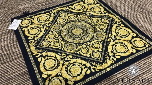 至高品◇新品未使用保管品◎Versace 黒×金 バロックコットンスカーフ 希少 ハンカチーフ 50×50 ◆versace ジャンニ ヴェルサーチ