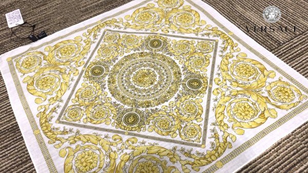 至高品◇新品未使用保管品◎Versace 白×金 バロックコットンスカーフ 希少 ハンカチーフ 50×50 ◆versace ジャンニ ヴェルサーチ