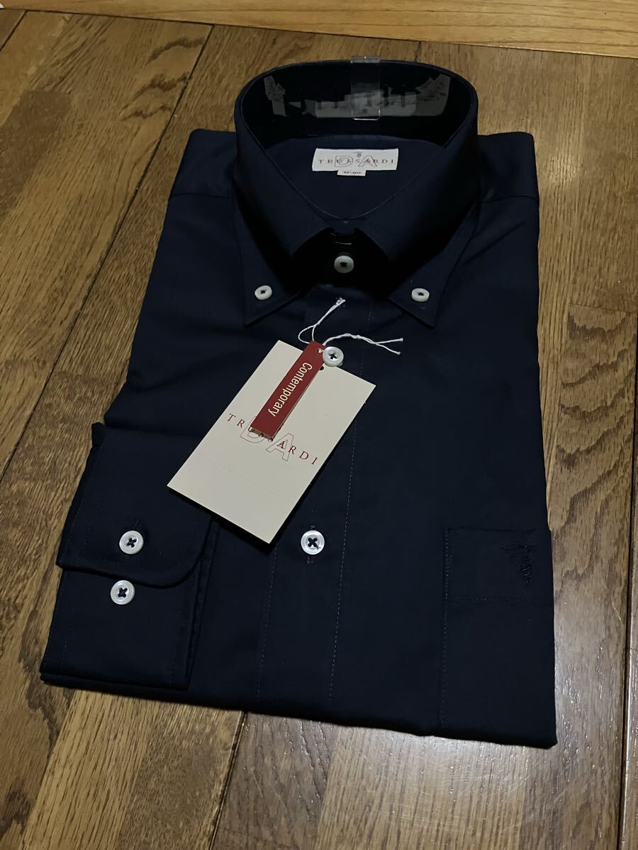 DA TRUSSARDI（ダ　トラサルディ）☆農紺無地ボタンダウンカジュアルシャツ　M(39-80)　ポケットロゴ入り